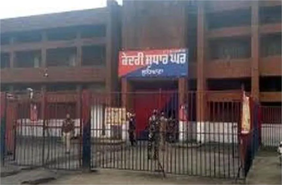 Ludhiana Crime News: सेंट्रल जेल में खौफ का खेल! हवालातियों को डरा-धमकाकर खातों में ट्रांसफर करवाए ₹2 लाख, मोबाइल बरामद