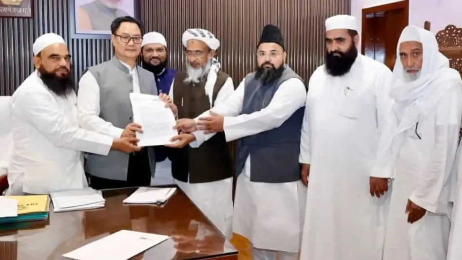 Jamiat Ulema-e-Hind Delegation: रेस कोर्स मस्जिद और कब्रिस्तान के संरक्षण की मांग, किरेन रिजिजू से मिले जमीयत के नेता