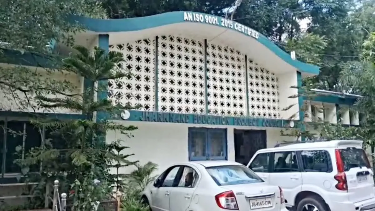 झारखंड: सरकारी स्कूलों में पोशाक और स्वेटर की राशि का इंतजार