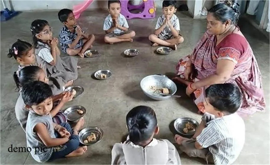 Jind News: जींद के आंगनबाड़ी केंद्र में एक्सपायरी डेट के दूध से खीर बनाने का गंभीर आरोप, ताला खुलवाकर की गई जांच