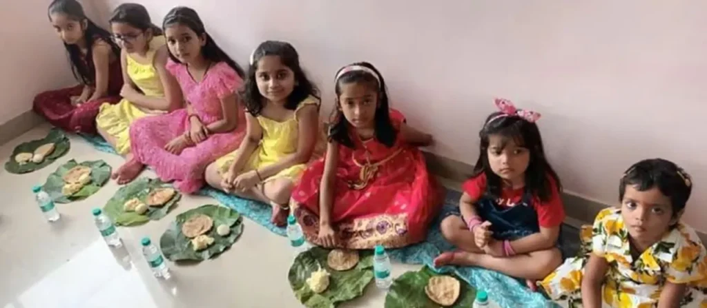 Navratri Kanya Pujan Vidhi 2026: दुर्गा अष्टमी पर ऐसे करें कन्या पूजन, जानिए चरण धोने से लेकर भोजन और उपहार देने की सही विधि