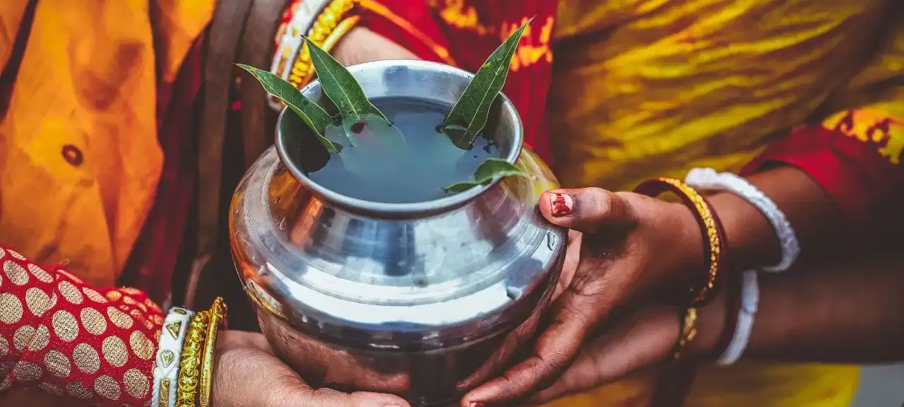 Karwa Chauth 2026 Puja Vidhi: करवा चौथ के कलश और करवे में जल के अलावा क्या डालना चाहिए? जानें सही नियम और सामग्री लिस्ट