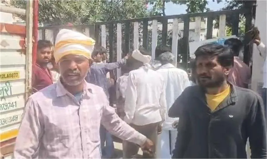 Khandwa Medical College: पोस्टमार्टम में देरी पर भड़के परिजन, अस्पताल परिसर में किया भारी हंगामा