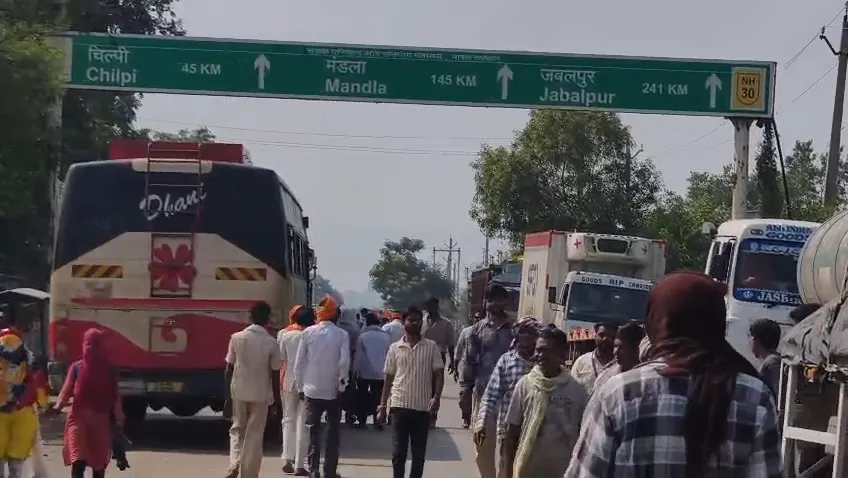 Balod News: कबीरधाम में भारतीय किसान संघ का उग्र प्रदर्शन, 23 सूत्रीय मांगों को लेकर ट्रैक्टरों से किया चक्का जाम