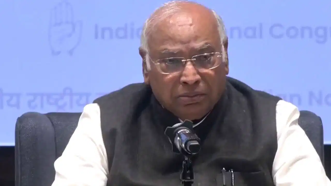 INDIA Alliance Protest: EVM और वोटर लिस्ट में गड़बड़ी का आरोप, खरगे बोले- 6 अक्टूबर को चुनाव आयोग तक मार्च करेगा विपक्ष