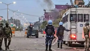 Manipur Violence News: इंफाल में सीएम आवास के बाहर प्रदर्शनकारियों ने रखा शव, भीड़ को हटाने के लिए पुलिस को छोड़ने पड़े आंसू गैस के गोले