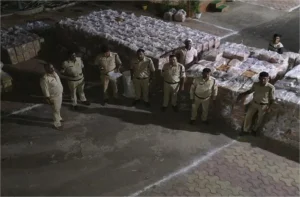 MP Crime News: सीमेंट कंटेनर में छुपकर लाई जा रही थी अंग्रेजी शराब, राजस्थान का तस्कर गिरफ्तार