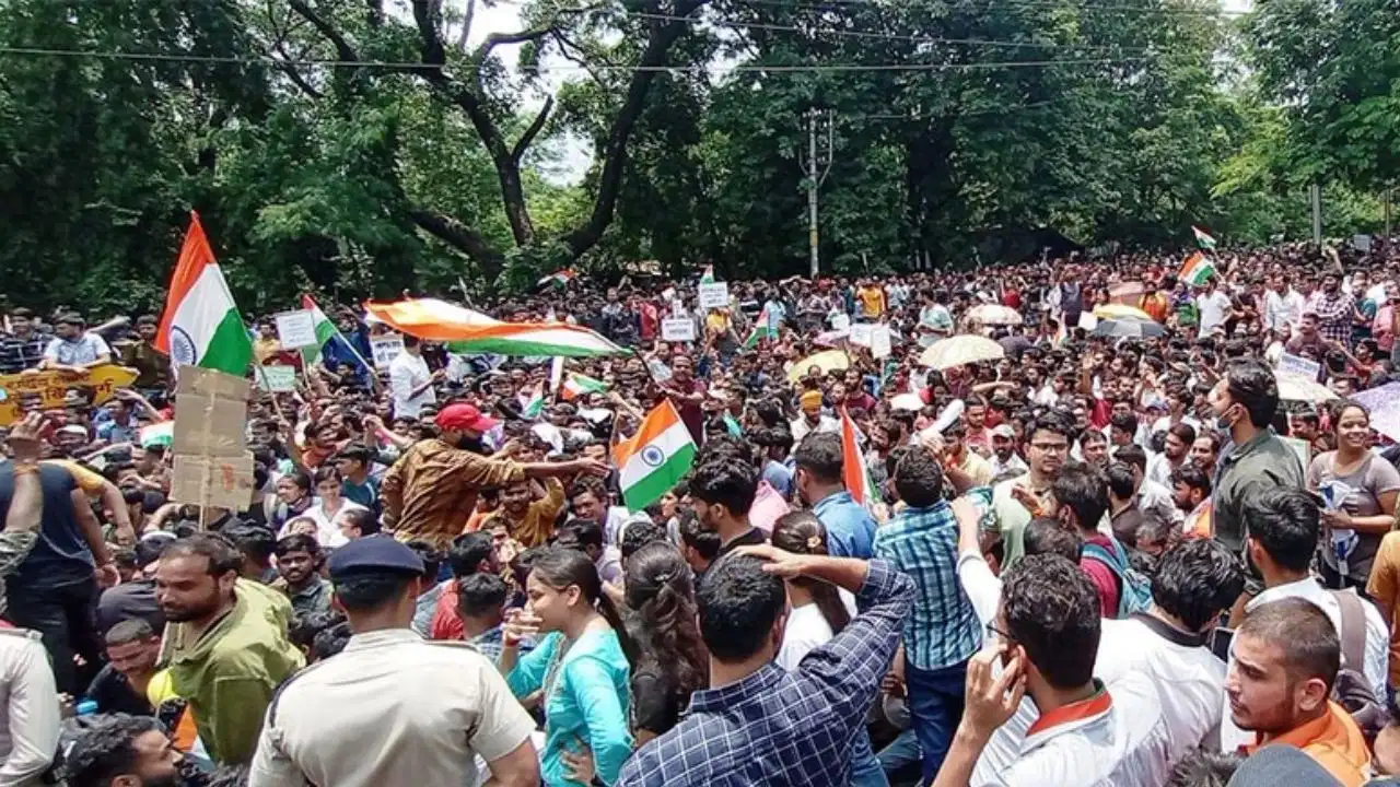 MPSC Protest Ends: पुणे में 11 दिनों बाद खत्म हुआ MPSC अभ्यर्थियों का आंदोलन, अध्यक्ष को छुट्टी पर भेजने पर बनी सहमति
