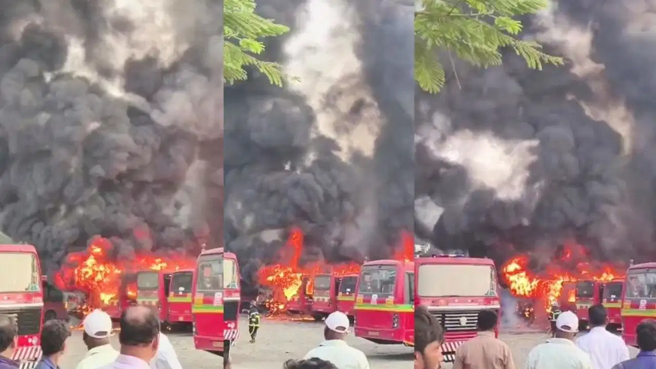 Anik BEST Depot Fire Update: मुंबई में डिपो यार्ड में खड़ी नई AC बसों में लगी भयंकर आग, दमकल की गाड़ियों ने पाया काबू