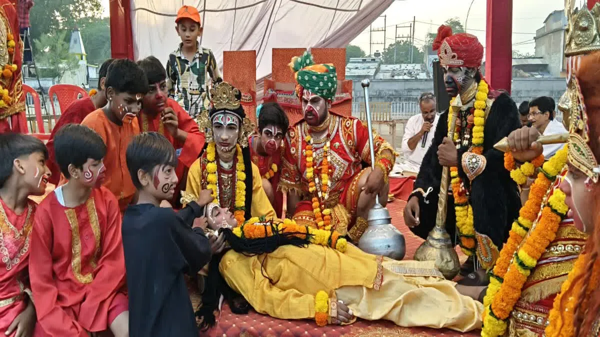 Narmadapuram Ramlila History: नर्मदापुरम के सेठानी घाट पर 147 साल पुरानी परंपरा, तंबाकू के पत्तों में सुरक्षित रखे गए हैं प्राचीन वस्त्र