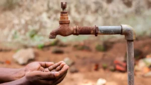 Indore Water Crisis Update: इंदौर में पानी की बर्बादी पर नगर निगम का बड़ा एक्शन, बोरिंग और नर्मदा जल से फर्श धोने पर लगा 2000 रुपये का जुर्माना