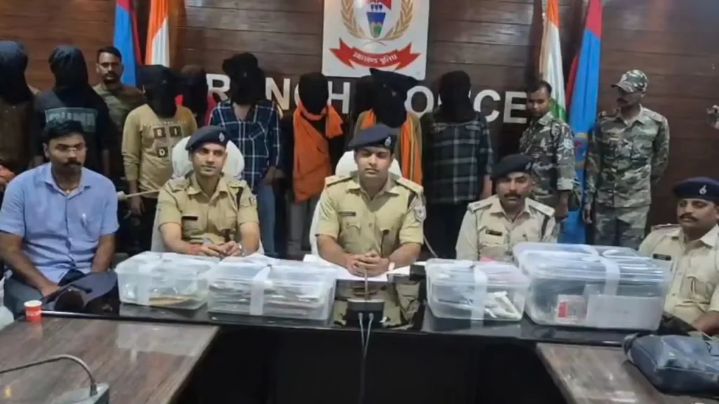 Pindra OPs Raid: पिस्का मोड़ के अपार्टमेंट से चल रहा था ठगी का धंधा, पुलिस ने 7.98 लाख कैश और मोबाइल बरामद किए