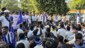 Kawardha News: आरक्षक भर्ती 2023 की दूसरी सूची की मांग को लेकर कवर्धा में प्रदर्शन, गृह मंत्री के कार्यालय का किया घेराव