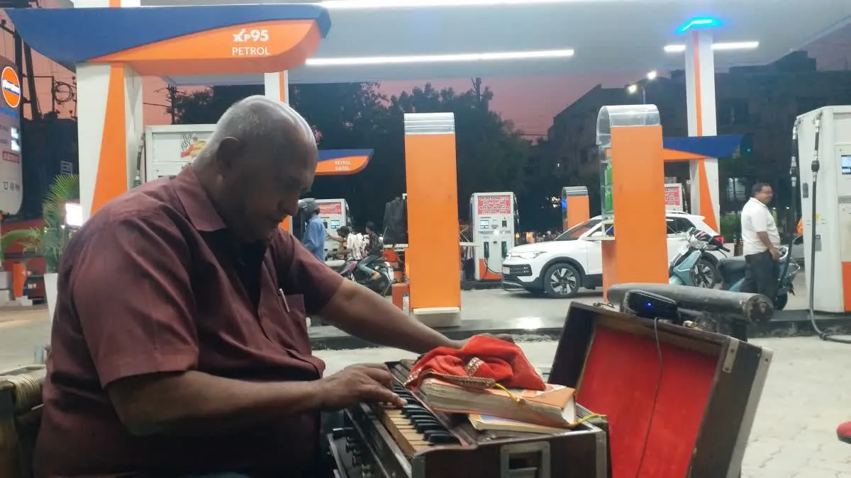 Indore Unique Petrol Pump Owner: इंदौर के इस पेट्रोल पंप पर पिछले 20 सालों से गूंज रहा है रामचरितमानस का पाठ, मालिक का अनोखा अंदाज