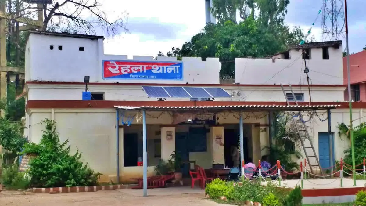 Palamu Crime News: रेहला में ग्रासिम इंडस्ट्रीज लिमिटेड के 7 स्टाफ क्वार्टरों में भीषण चोरी, दुर्गा पूजा पर घर गए थे अधिकारी