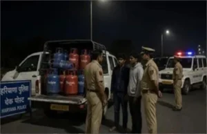 Bawal Police Action: रेवाड़ी के बावल में अवैध गैस सिलेंडरों से भरी पिकअप गाड़ी पकड़ी, दो आरोपी गिरफ्तार