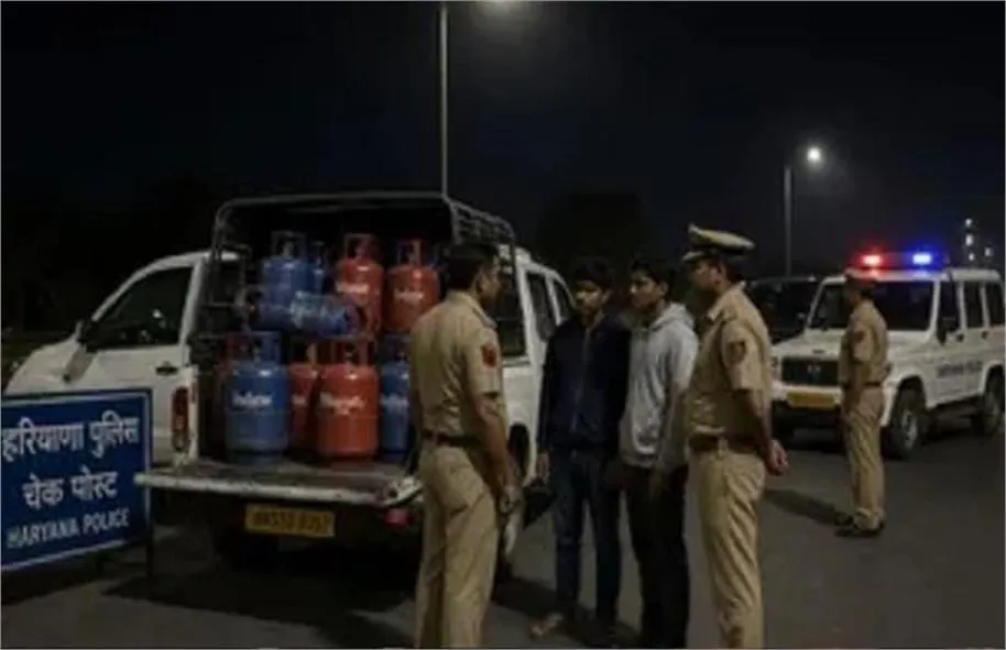 Bawal Police Action: रेवाड़ी के बावल में अवैध गैस सिलेंडरों से भरी पिकअप गाड़ी पकड़ी, दो आरोपी गिरफ्तार