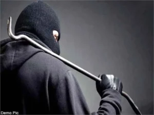 Ludhiana Aarti Chowk Theft: लुधियाना के व्यस्त आरती चौक पर पान की दुकान का शटर तोड़कर लाखों की चोरी, चौथी बार वारदात
