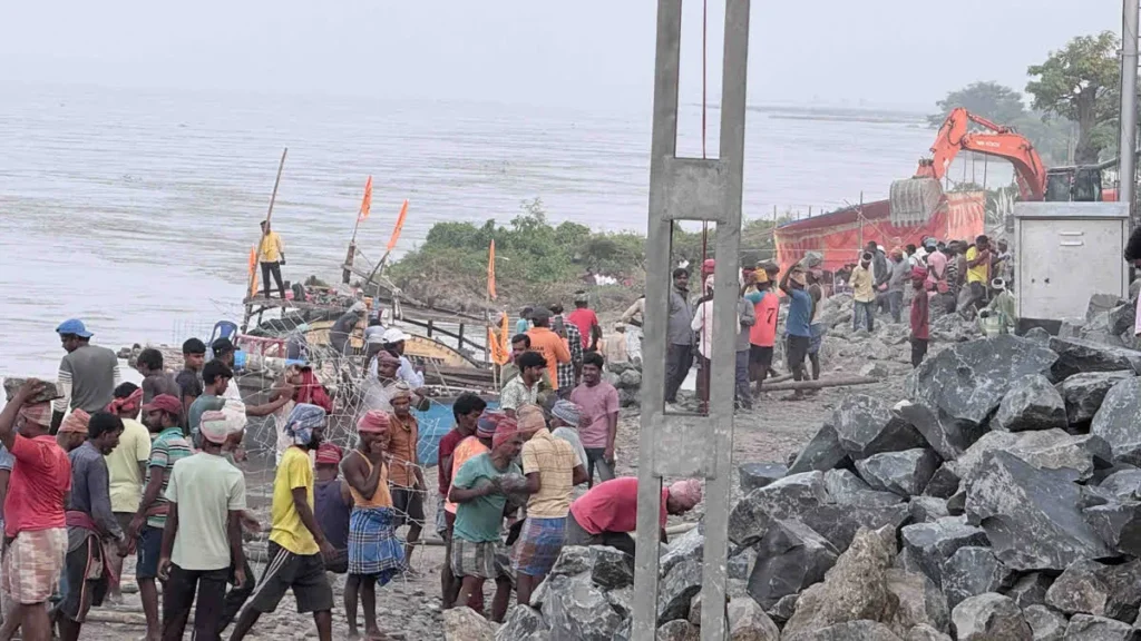 Ganga Erosion in Sahibganj: खतरे के निशान से 40 सेमी ऊपर बह रही गंगा, रेलवे ट्रैक और नदी के बीच की दूरी घटकर 11 फीट पहुंची