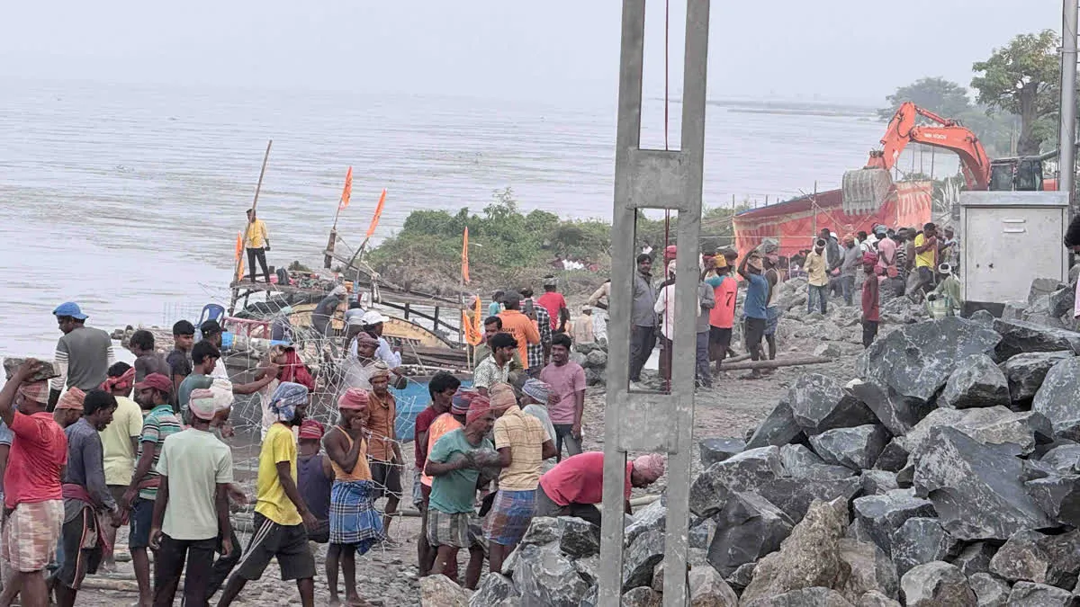 Ganga Erosion in Sahibganj: खतरे के निशान से 40 सेमी ऊपर बह रही गंगा, रेलवे ट्रैक और नदी के बीच की दूरी घटकर 11 फीट पहुंची