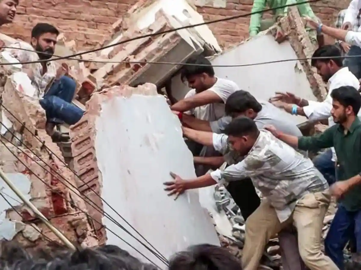 Delhi Building Accident: नई बनी इमारत ढहने से हड़कंप, राहत और बचाव कार्य जारी, घायलों को अस्पताल में भर्ती