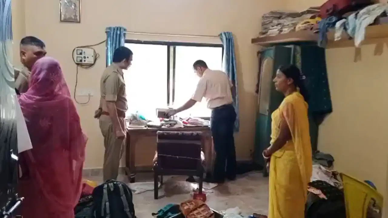 Rewa Crime News: रीवा में डीआईजी के गनर के घर में 30 लाख की बड़ी चोरी, वारदात को अंजाम देकर किचन में पूड़ी-अचार भी खा गए चोर