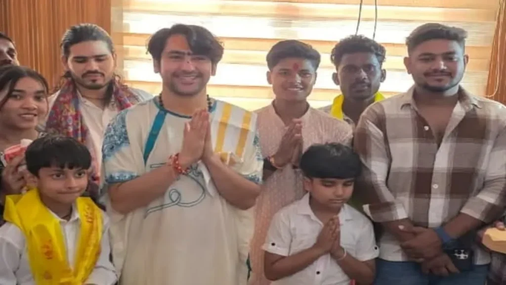 Kranti Gaud Bageshwar Dham: पंडित धीरेंद्र कृष्ण शास्त्री ने गोल्ड मेडलिस्ट क्रिकेटर को दी बधाई, घुवारा गांव की बेटी का भव्य स्वागत