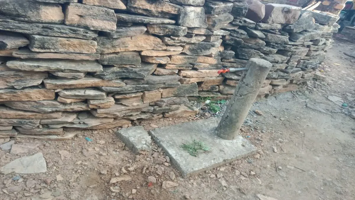 Nal-Jal Yojana Sheopur: बुनियादी सुविधाओं से वंचित ग्रामीण, कुएं से पानी लाने को मजबूर बुढ़ेरा गांव के लोग