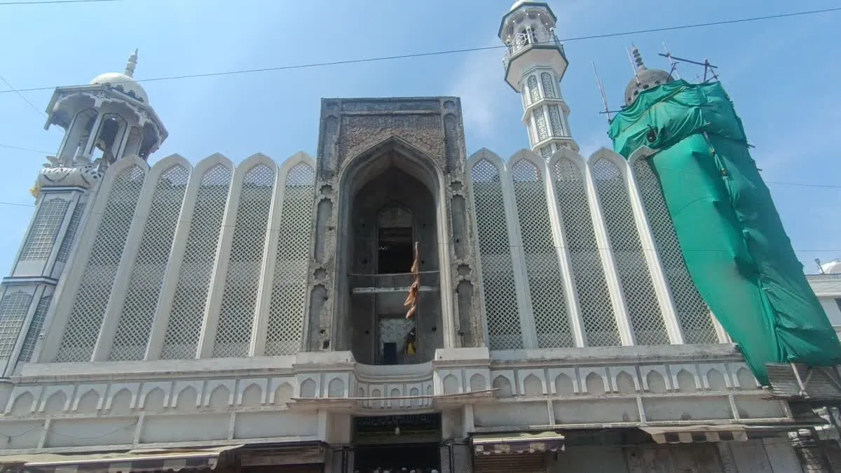 Ujjain Demolition and Security News: शाही मस्जिद के प्रभावित हिस्से को हटाने का काम जारी, 40 मजदूर तीन शिफ्ट में जुटे, 9 आरोपी न्यायिक हिरासत में भेजे गए