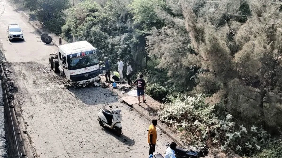 Bhopal Road Accident: एयरपोर्ट रोड पर बड़ा हादसा, अनियंत्रित होकर 20 फीट नीचे सर्विस लेन पर गिरा तेज रफ्तार ट्राला